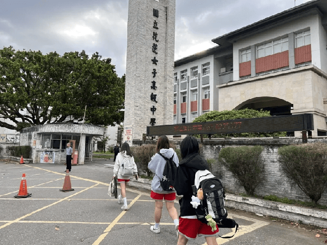Chùm ảnh ngày đi học đầu tiên sau động đất ở Đài Loan: Hiệu trưởng đích thân ra đón, học sinh vừa mừng vừa lo - ảnh 5