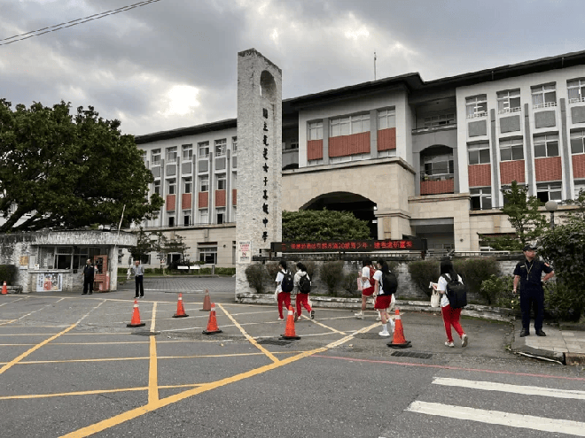 Chùm ảnh ngày đi học đầu tiên sau động đất ở Đài Loan: Hiệu trưởng đích thân ra đón, học sinh vừa mừng vừa lo - ảnh 6