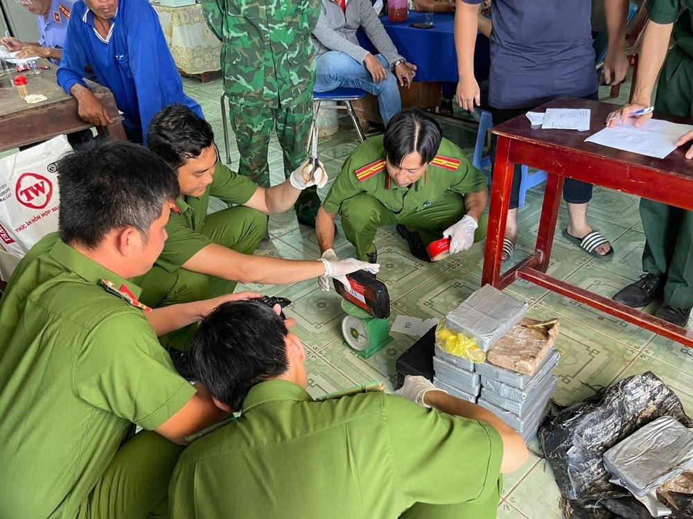 Bến Tre, Tiền Giang phát hiện trên 100 gói nghi ma túy trôi trên biển - ảnh 1