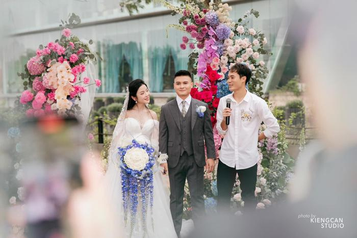 Hoà Minzy nhắc khéo Văn Toàn về bộ đồ đi ăn cưới gây xôn xao cõi mạng - ảnh 4