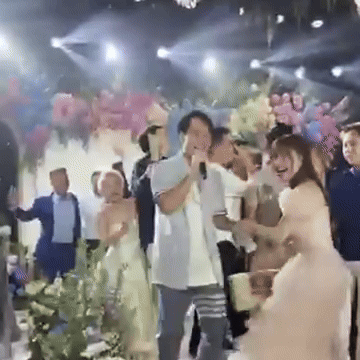 Văn Toàn công khai nắm tay Hòa Minzy tại đám cưới Quang Hải - ảnh 1