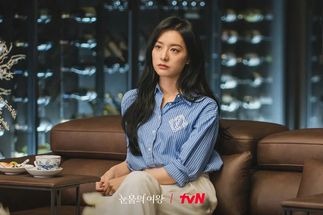 Ngắm chaebol Kim Ji Won diện áo sơ mi, ghim được ngay 5 mẫu thanh lịch, sang nức nở cho nàng công sở - ảnh 3