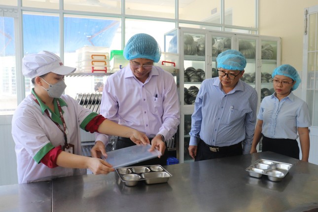 Khánh Hòa kiểm tra đột xuất an toàn thực phẩm ở trường học sau loạt vụ ngộ độc - ảnh 1