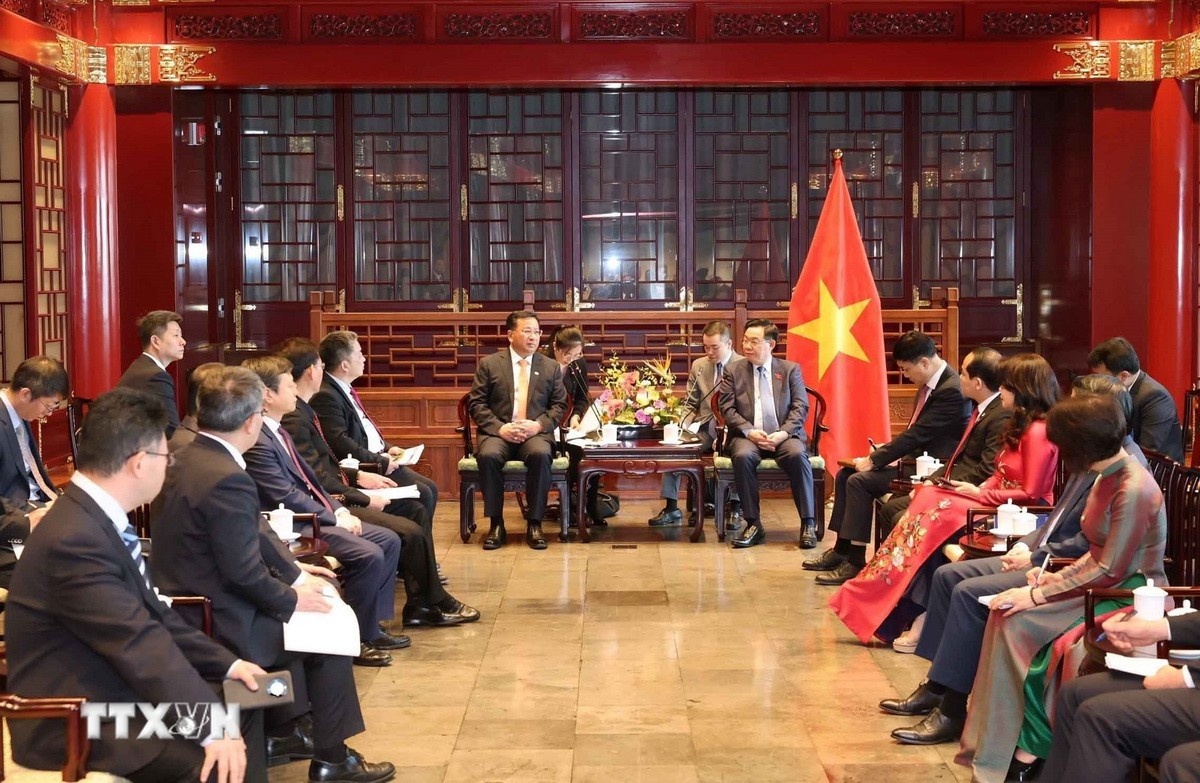 Chủ tịch Quốc hội tiếp lãnh đạo một số tập đoàn hàng đầu Trung Quốc - ảnh 1