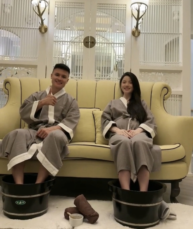 Quang Hải đưa vợ bầu Chu Thanh Huyền đi Phú Quốc, massage thư giãn sau giai đoạn 
