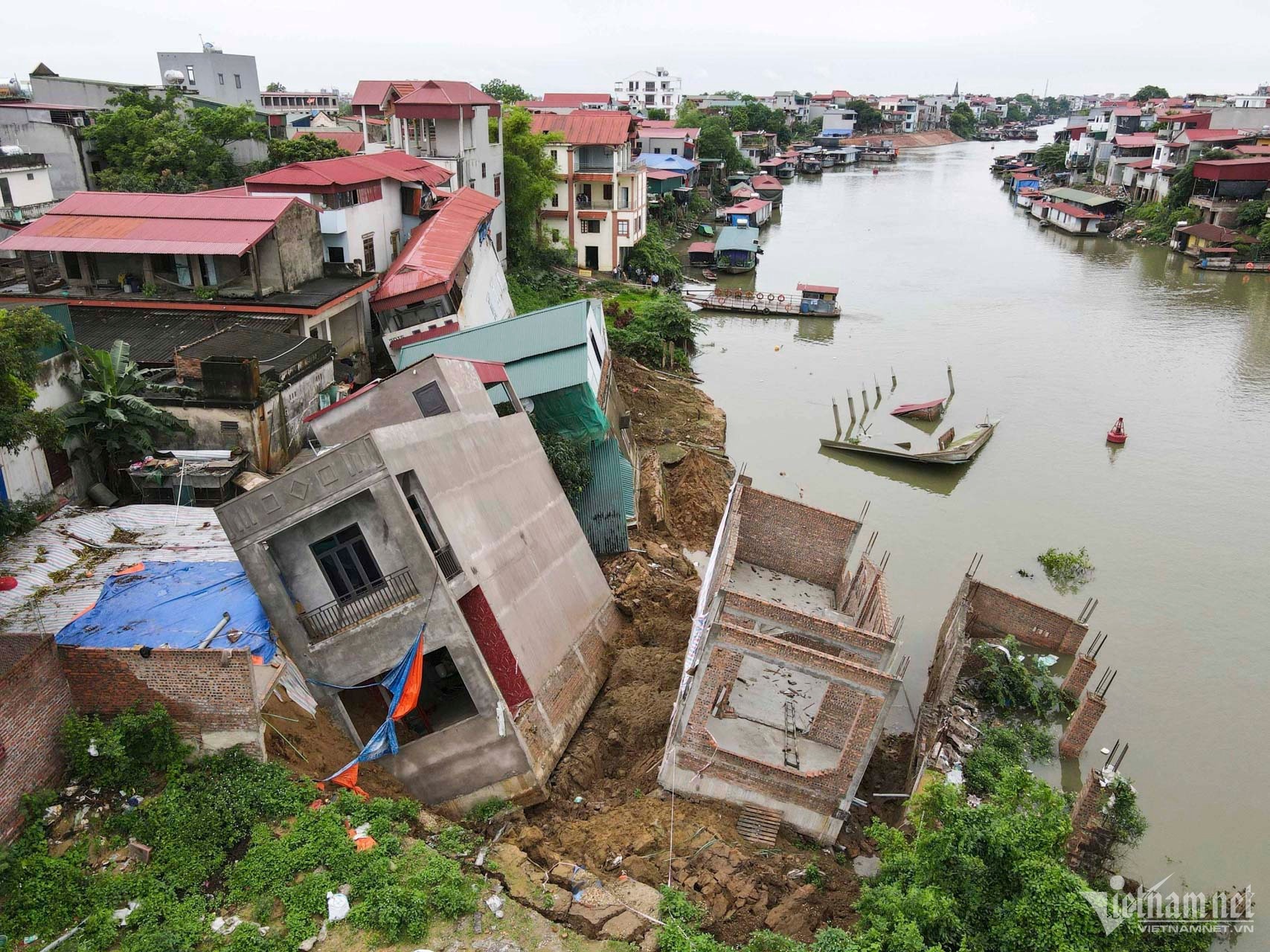 Bắc Ninh đề xuất tháo dỡ tất cả nhà đã sụt lún ở bờ sông Cầu - ảnh 4
