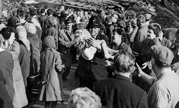 Thảm họa Aberfan qua hình ảnh: Câu chuyện có thật về thảm kịch chấn động xứ Wales năm 1966 - ảnh 8