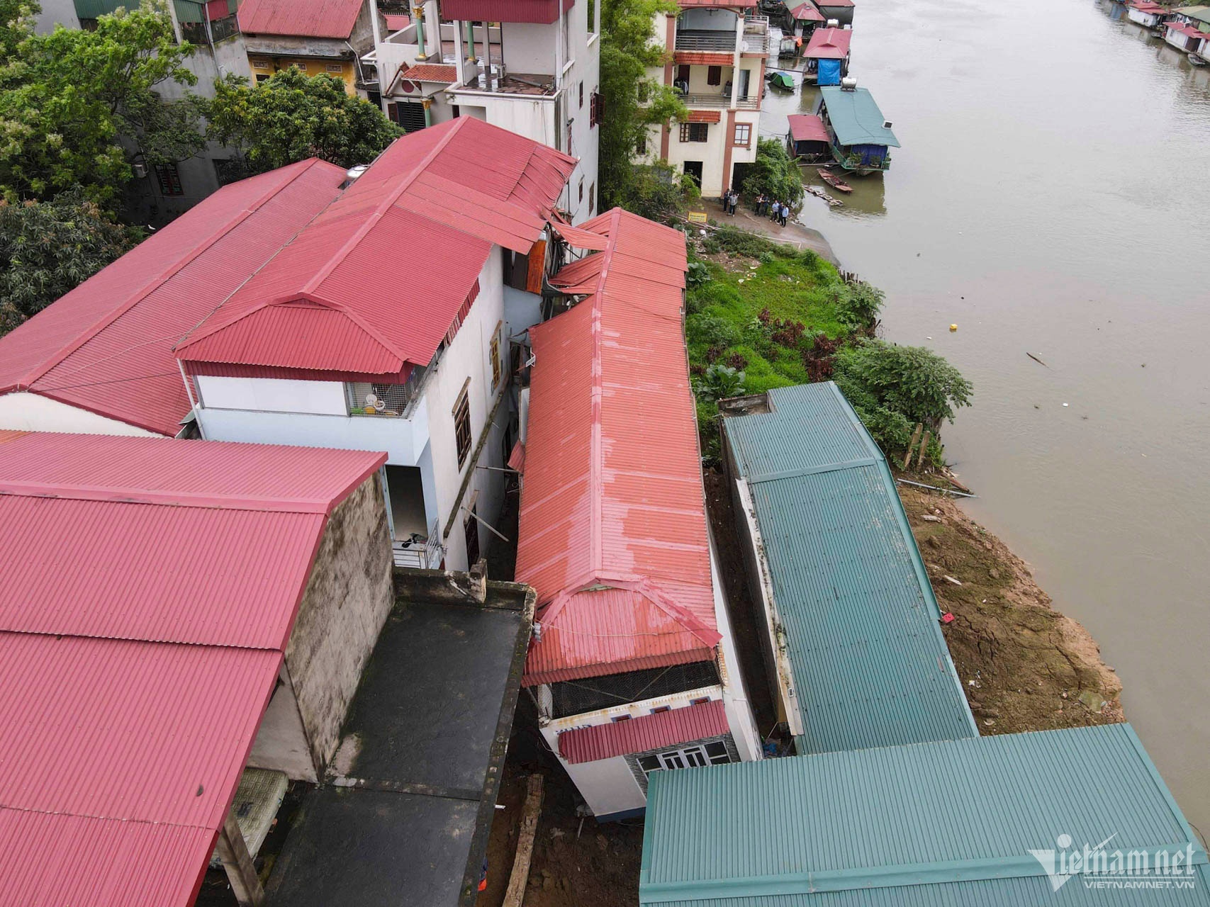 Bắc Ninh đề xuất tháo dỡ tất cả nhà đã sụt lún ở bờ sông Cầu - ảnh 1