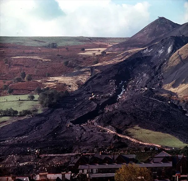 Thảm họa Aberfan qua hình ảnh: Câu chuyện có thật về thảm kịch chấn động xứ Wales năm 1966 - ảnh 2
