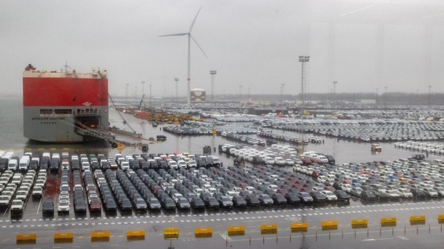 Chuyện gì đây: Cảng biển Châu Âu thành bãi đỗ xe điện Trung Quốc, hỗn loạn với dòng lũ ô tô giá rẻ ùn tắc ngập các cửa khẩu - ảnh 1