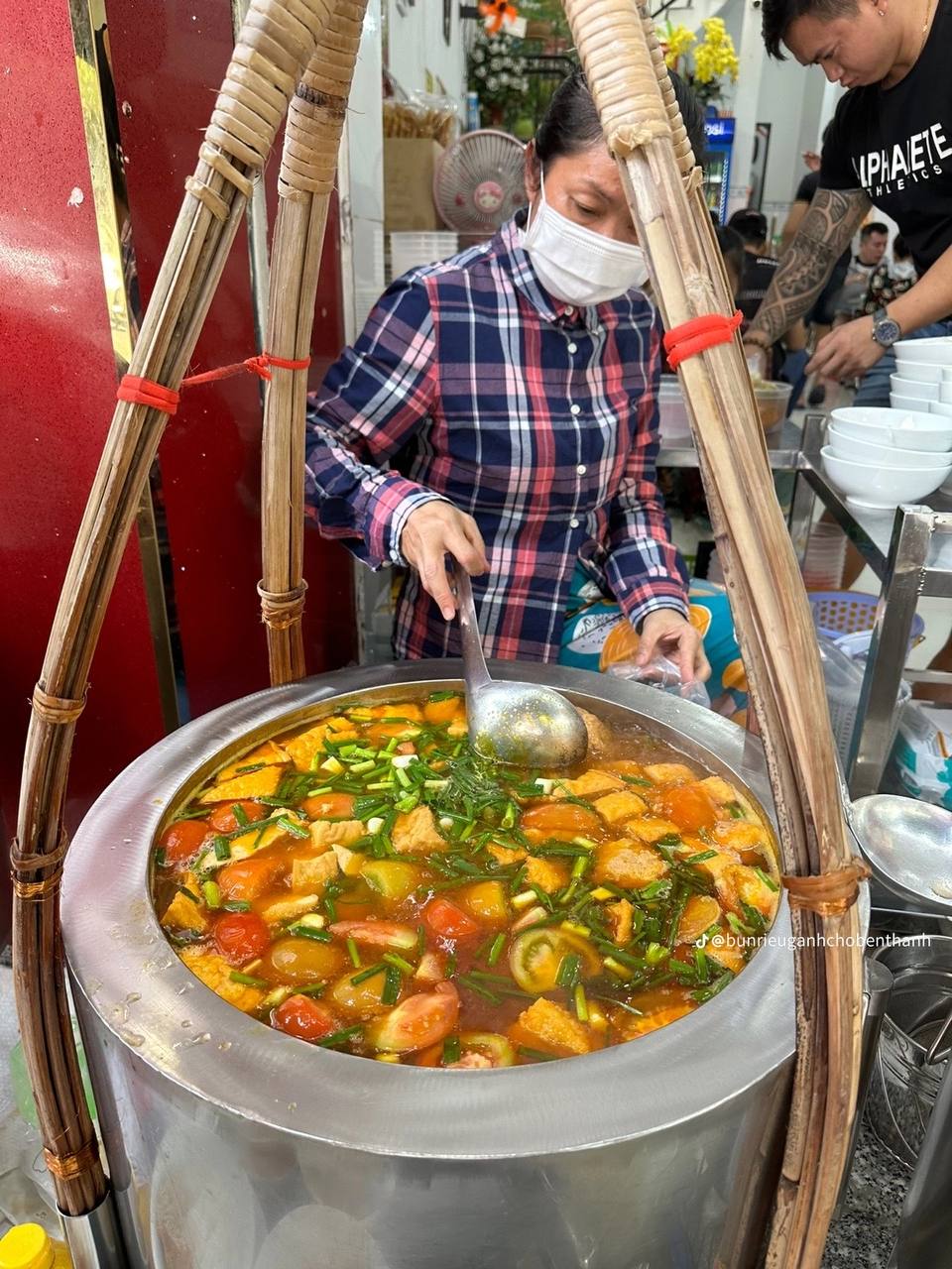 3 quán ngon khu chợ Bến Thành nức tiếng gần xa: Tiệm bánh bèo bán hơn 1.000 đĩa/ngày, hàng bún riêu “sang chảnh” nhiều nghệ sĩ nghe danh ghé ăn - ảnh 11