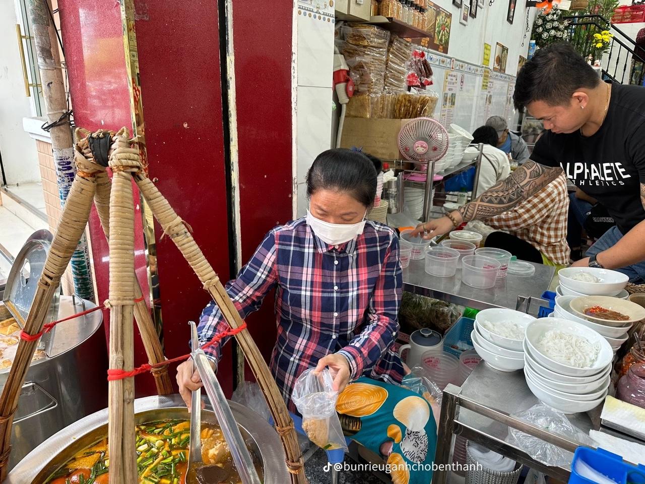 3 quán ngon khu chợ Bến Thành nức tiếng gần xa: Tiệm bánh bèo bán hơn 1.000 đĩa/ngày, hàng bún riêu “sang chảnh” nhiều nghệ sĩ nghe danh ghé ăn - ảnh 12