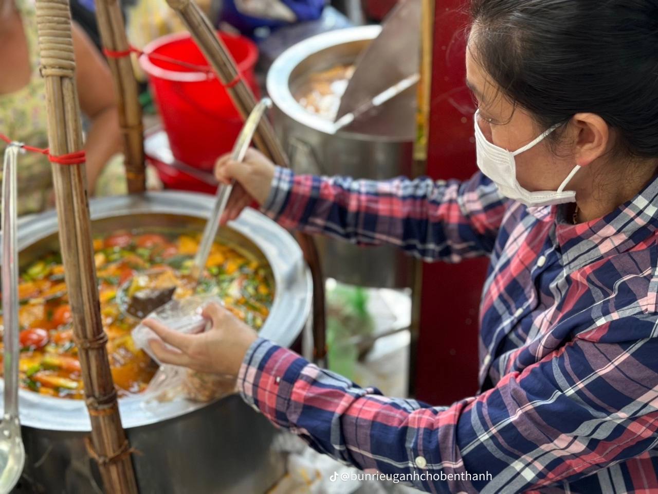 3 quán ngon khu chợ Bến Thành nức tiếng gần xa: Tiệm bánh bèo bán hơn 1.000 đĩa/ngày, hàng bún riêu “sang chảnh” nhiều nghệ sĩ nghe danh ghé ăn - ảnh 14