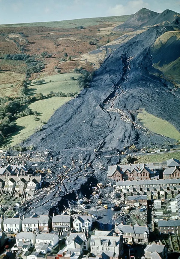 Thảm họa Aberfan qua hình ảnh: Câu chuyện có thật về thảm kịch chấn động xứ Wales năm 1966 - ảnh 1