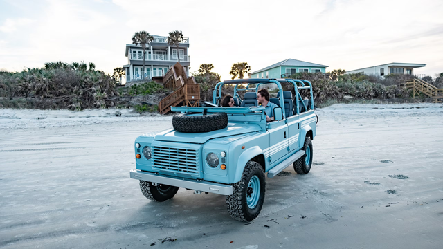 Chiếc Land Rover Defender này dễ hút khách đi chơi biển: Như nhà nghỉ di động, nhiều đồ chơi để ''quẩy'', giá quy đổi 6,3 tỷ - ảnh 3
