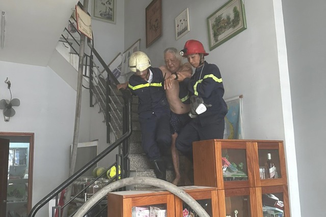 Cứu cụ ông 71 tuổi trong căn nhà cháy ở quận Gò Vấp - ảnh 1