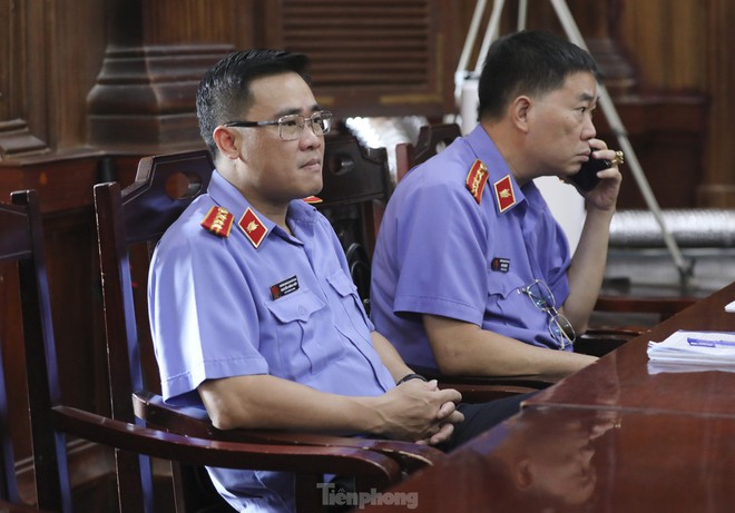 Hình ảnh bà Trương Mỹ Lan cùng các bị cáo trước giờ tuyên án - ảnh 12