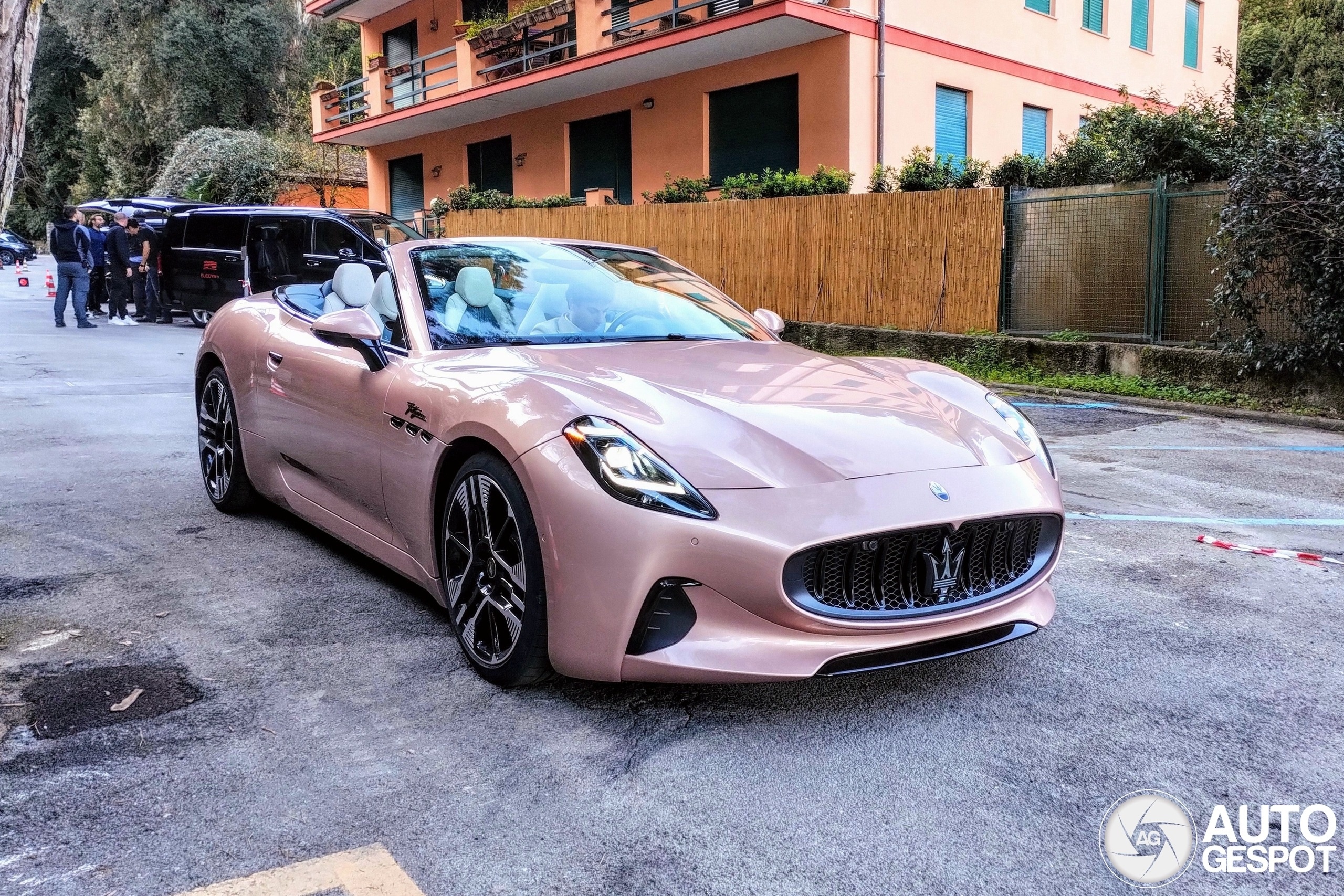 Chưa ra mắt, Maserati GranCabrio Folgore đã lộ diện trên đường phố - ảnh 1