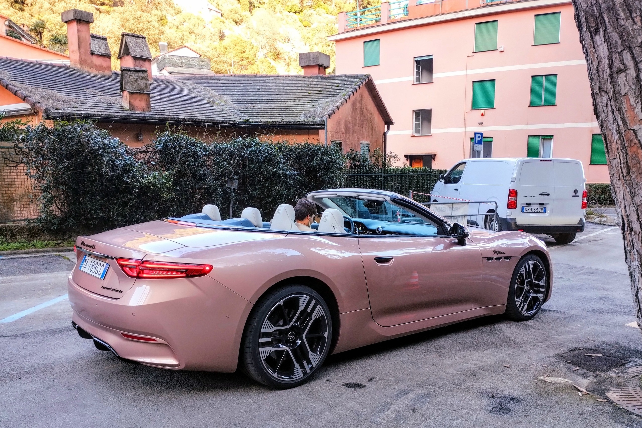 Chưa ra mắt, Maserati GranCabrio Folgore đã lộ diện trên đường phố - ảnh 2