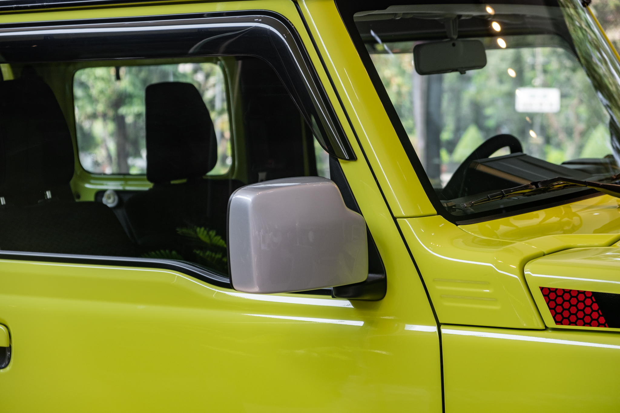 Ảnh thực tế Suzuki Jimny giá 799 triệu đã về đại lý: Lên tem, phối màu nổi, có phụ kiện cho người mê dã ngoại - ảnh 17