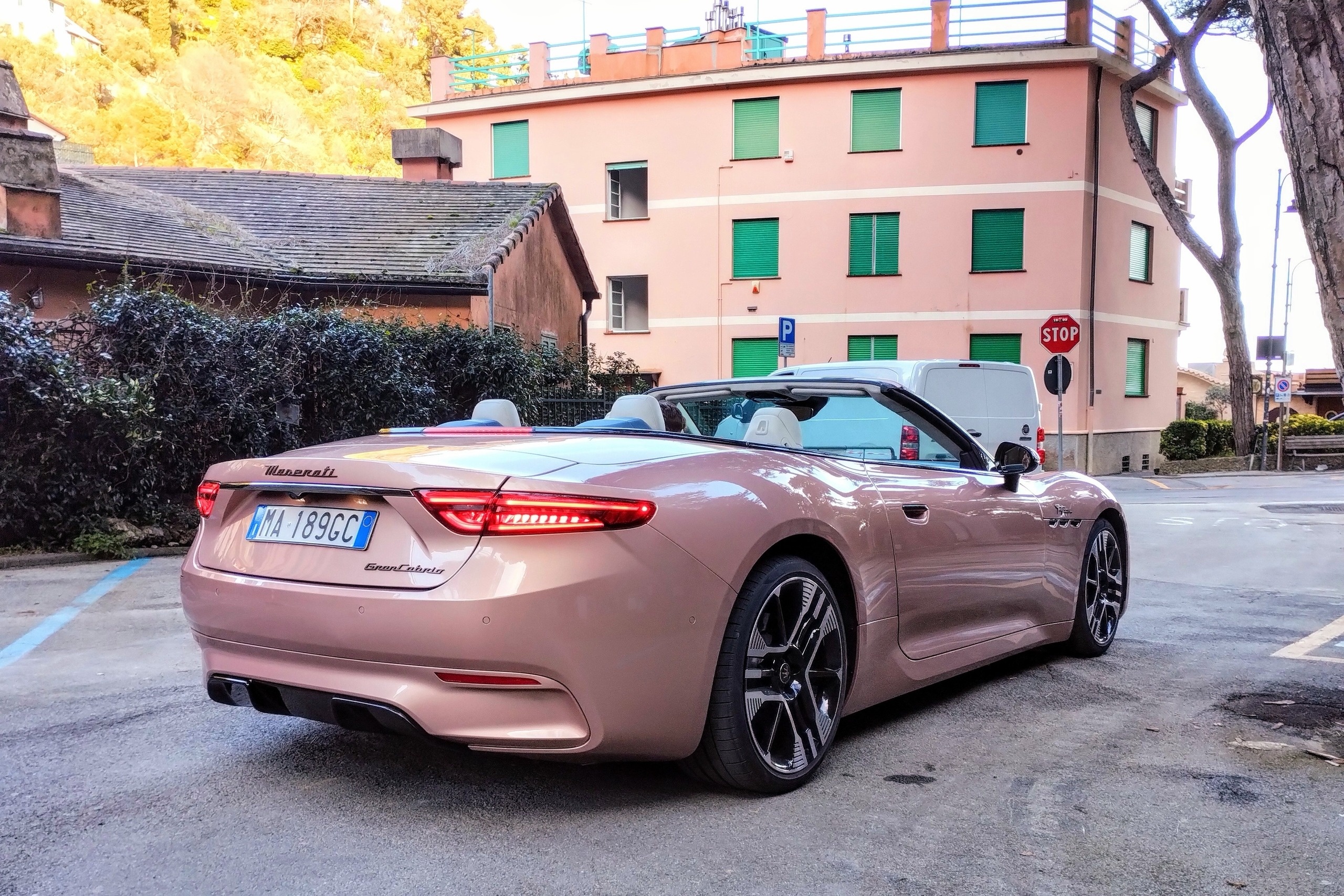 Chưa ra mắt, Maserati GranCabrio Folgore đã lộ diện trên đường phố - ảnh 7