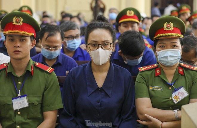 Hình ảnh bà Trương Mỹ Lan cùng các bị cáo trước giờ tuyên án - ảnh 9