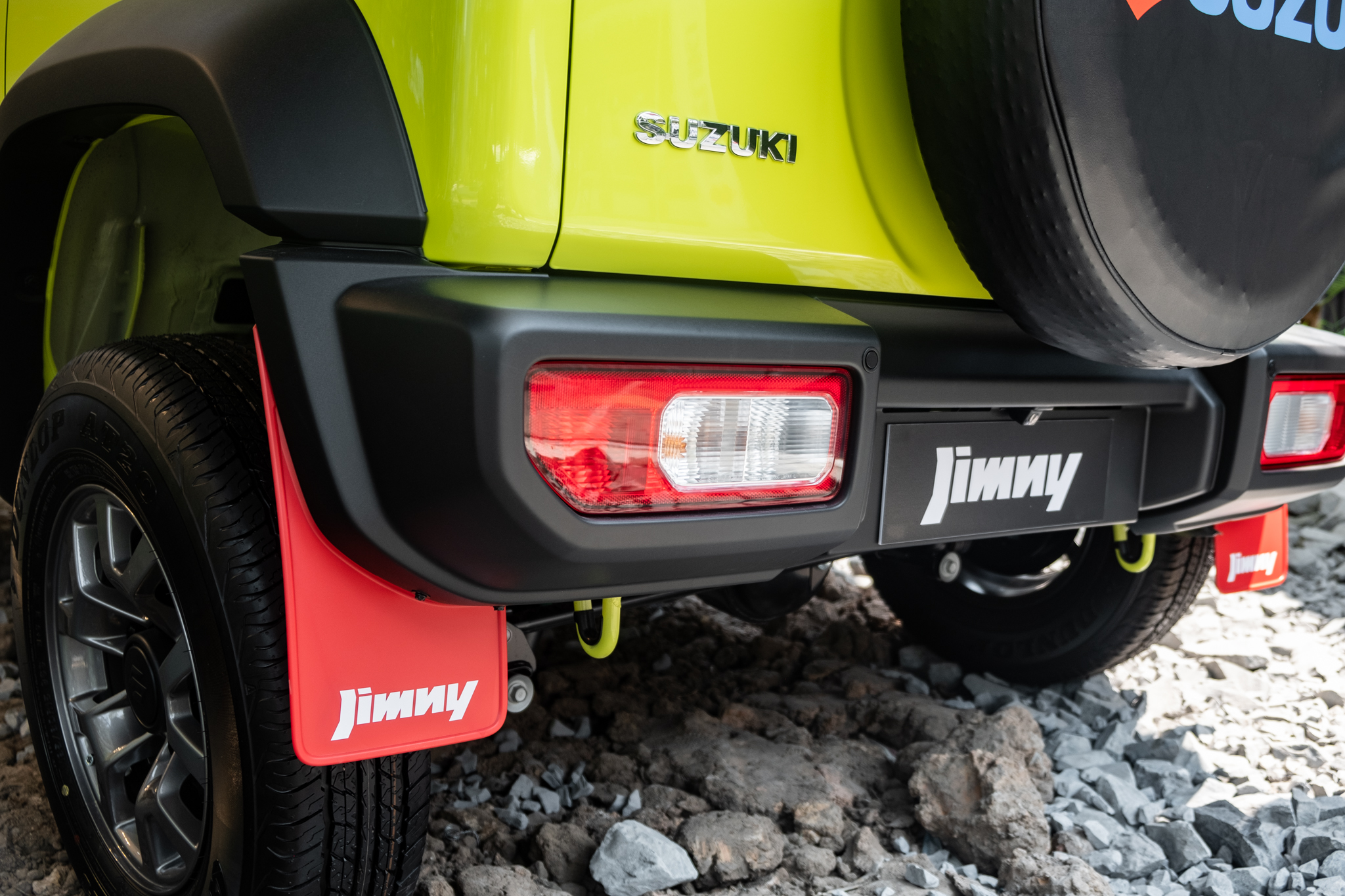 Ảnh thực tế Suzuki Jimny giá 799 triệu đã về đại lý: Lên tem, phối màu nổi, có phụ kiện cho người mê dã ngoại - ảnh 19