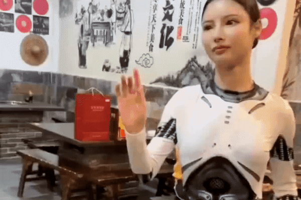 Người thật nhìn như robot gây sững sờ tại nhà hàng Trung Quốc - ảnh 1