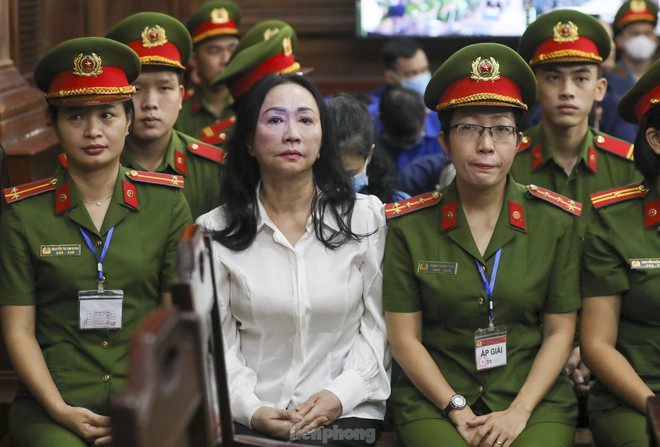 Hình ảnh bà Trương Mỹ Lan cùng các bị cáo trước giờ tuyên án - ảnh 1
