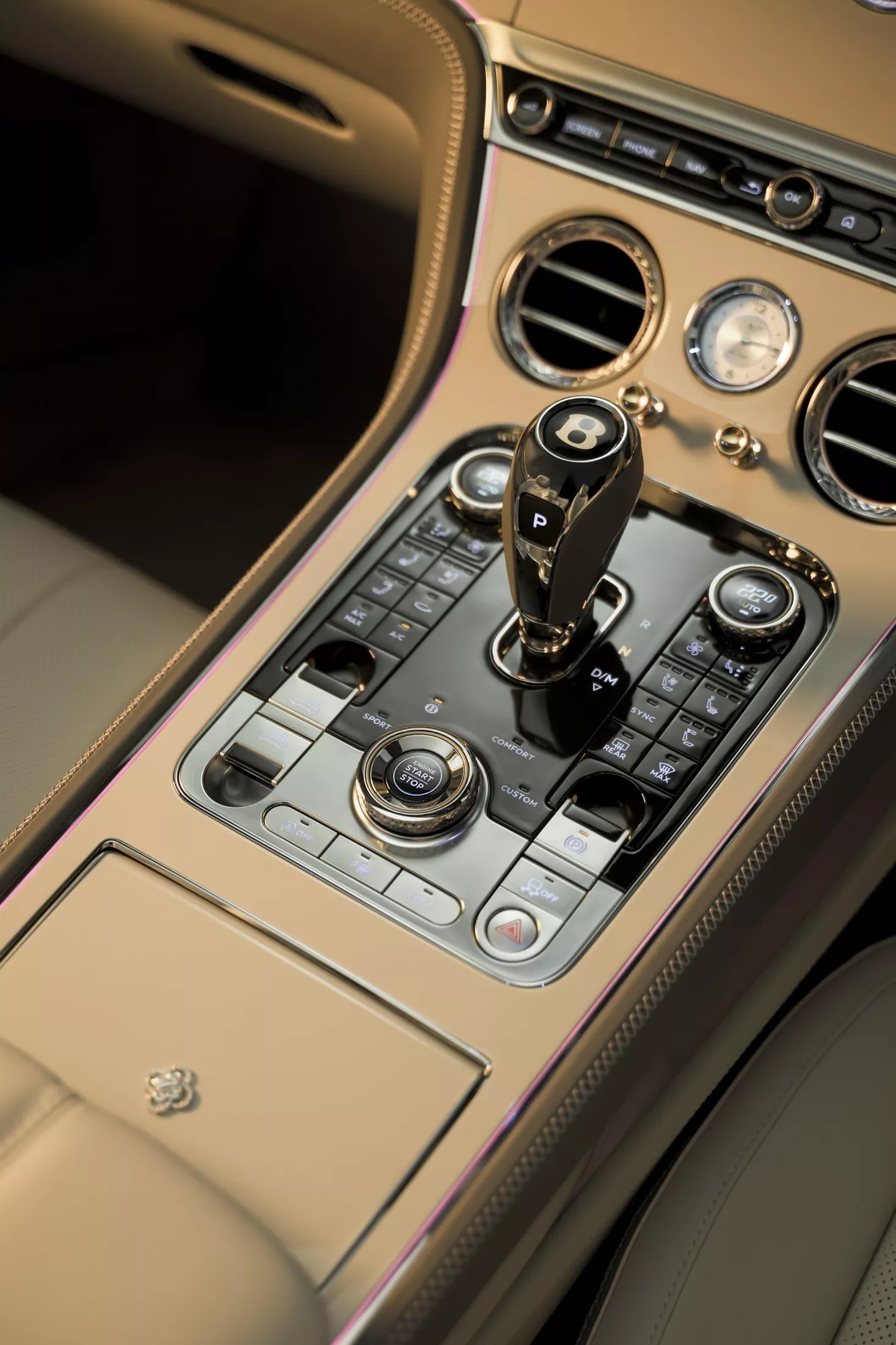Chiếc Bentley Continental GTC độc bản cho đại gia thích đá quý mở bán hôm nay: Gắn kim cương, khảm vàng trắng khắp nơi - ảnh 4