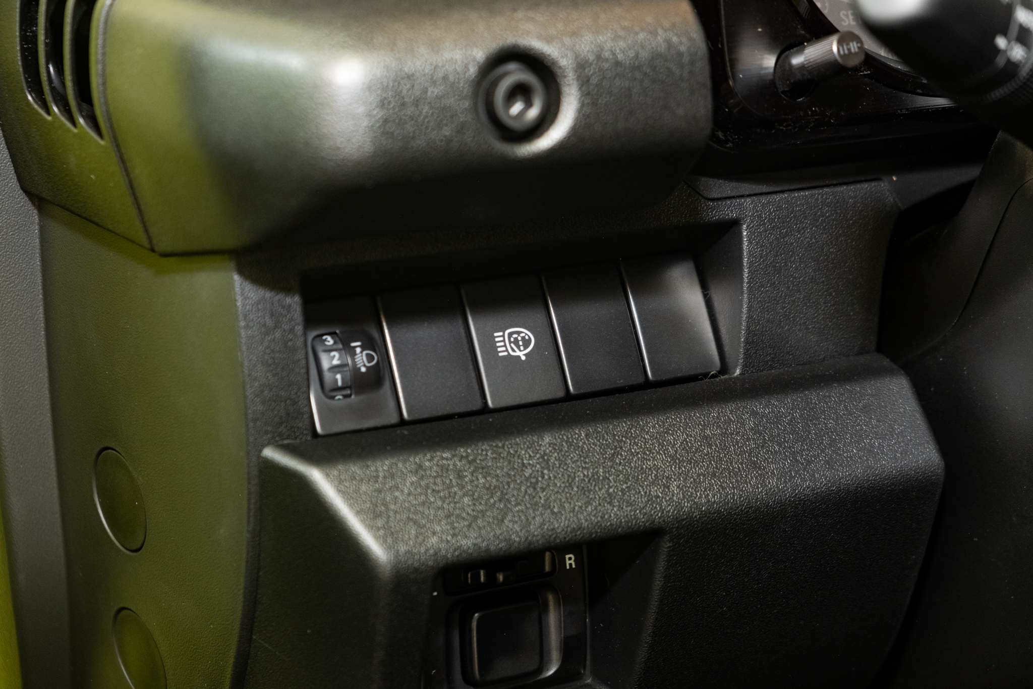 Ảnh thực tế Suzuki Jimny giá 799 triệu đã về đại lý: Lên tem, phối màu nổi, có phụ kiện cho người mê dã ngoại - ảnh 21