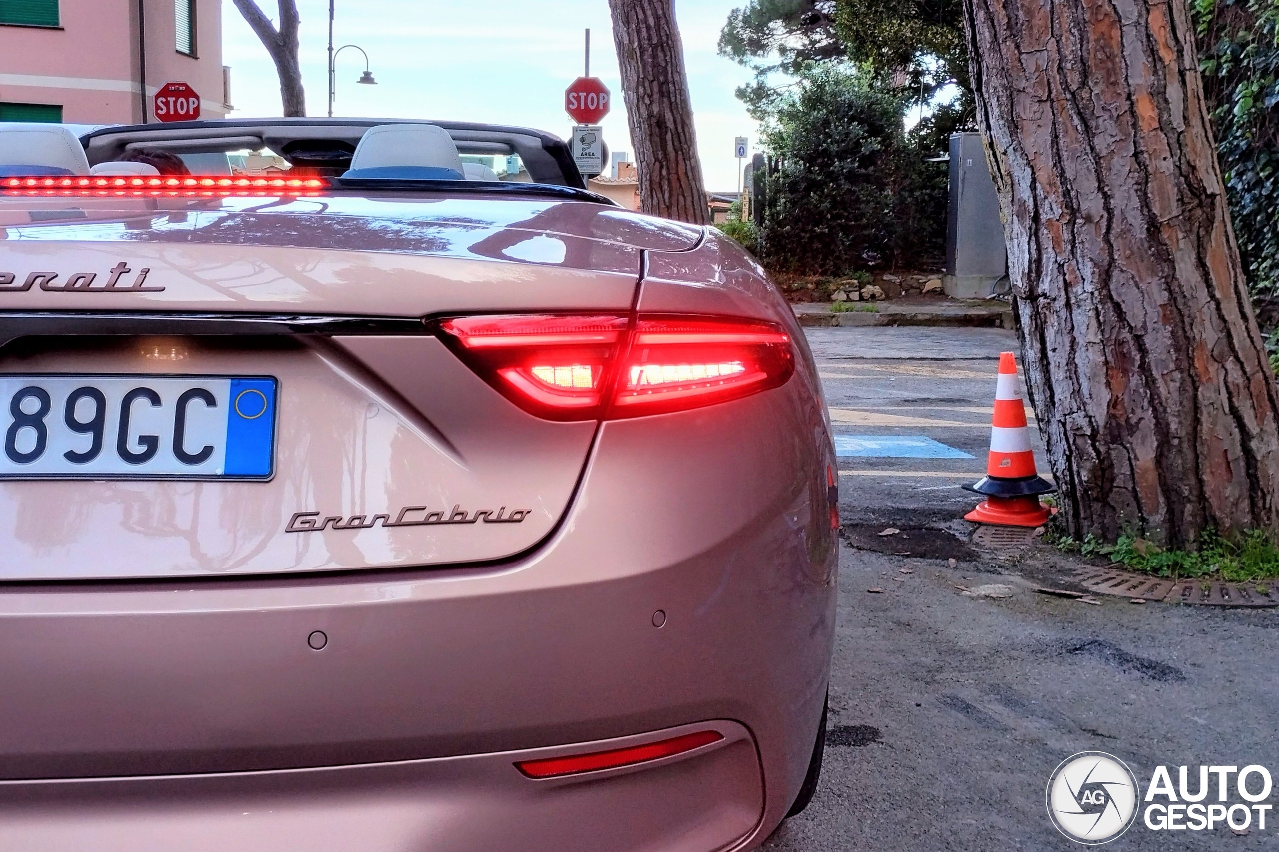 Chưa ra mắt, Maserati GranCabrio Folgore đã lộ diện trên đường phố - ảnh 8