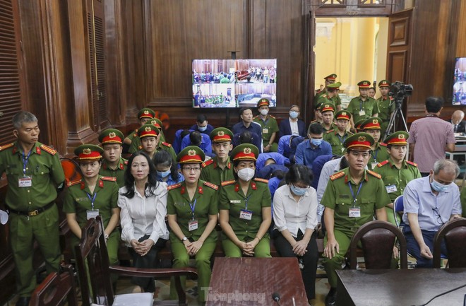 Hình ảnh bà Trương Mỹ Lan cùng các bị cáo trước giờ tuyên án - ảnh 7