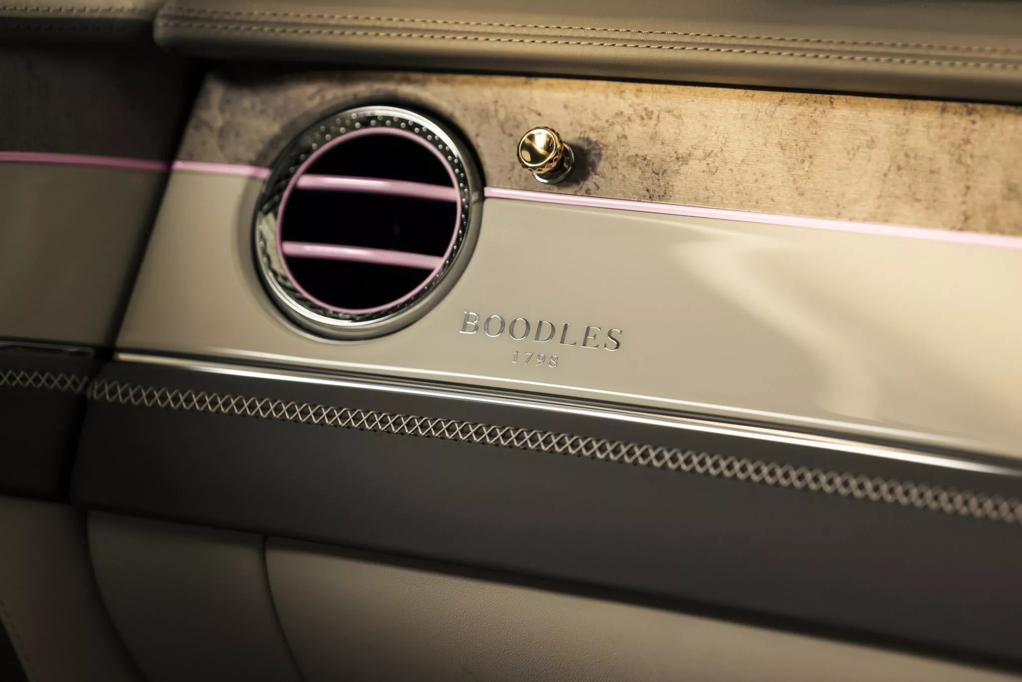 Chiếc Bentley Continental GTC độc bản cho đại gia thích đá quý mở bán hôm nay: Gắn kim cương, khảm vàng trắng khắp nơi - ảnh 6