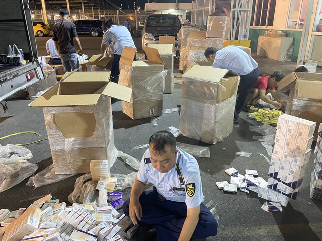 Hơn 18.000 hộp tân dược không rõ nguồn gốc tại khuôn viên kho quốc nội sân bay Tân Sơn Nhất - ảnh 1