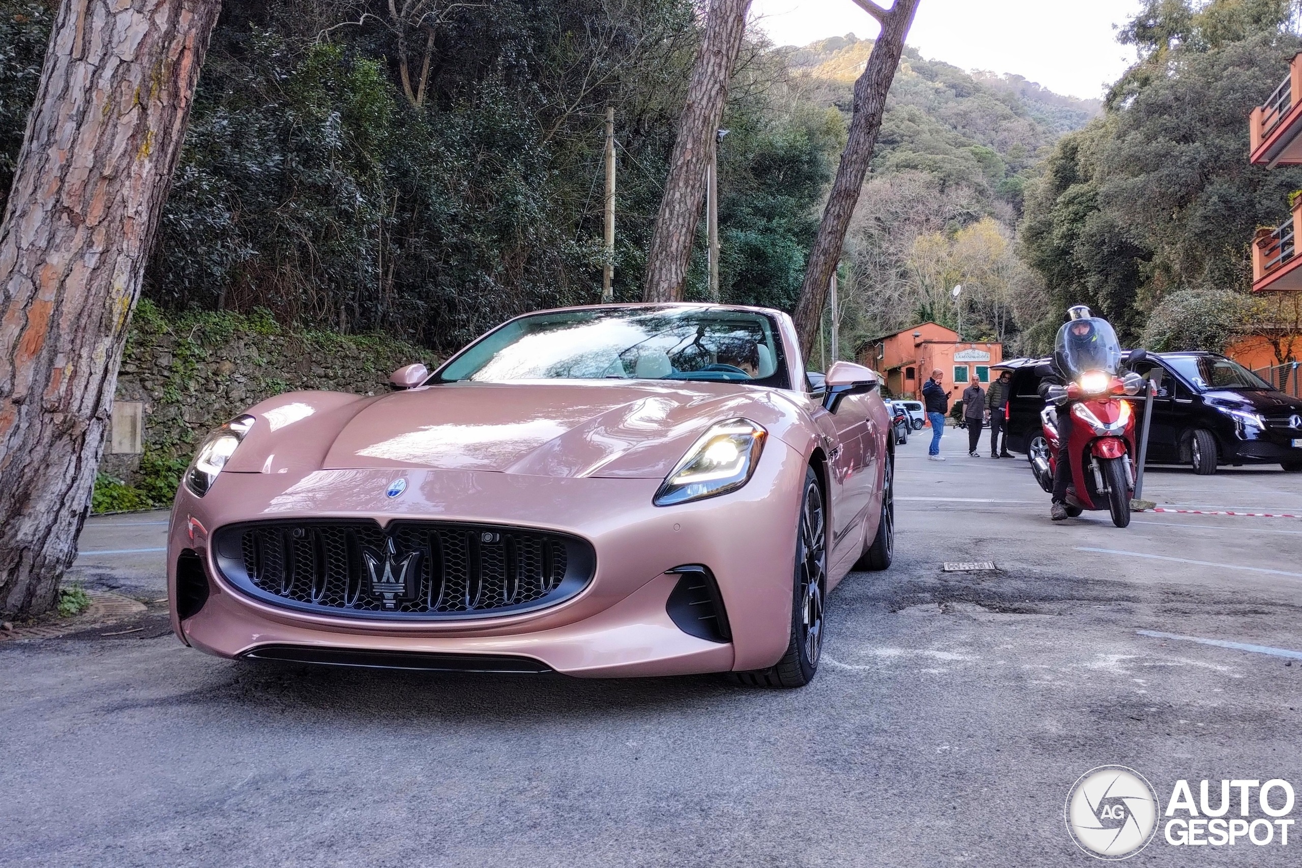 Chưa ra mắt, Maserati GranCabrio Folgore đã lộ diện trên đường phố - ảnh 4