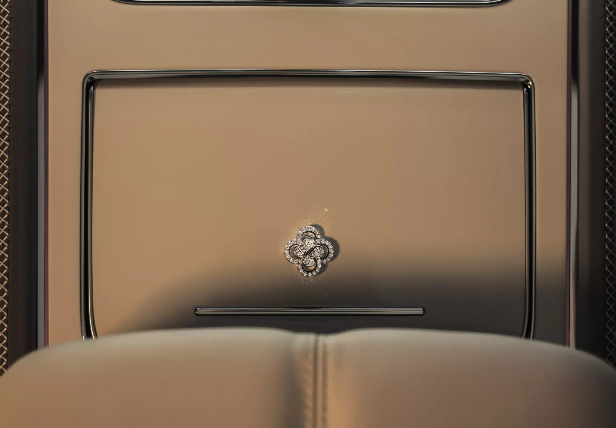 Chiếc Bentley Continental GTC độc bản cho đại gia thích đá quý mở bán hôm nay: Gắn kim cương, khảm vàng trắng khắp nơi - ảnh 5