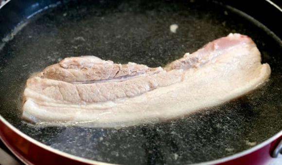 Luộc thịt nên đun lửa nhỏ hay to? Đầu bếp chỉ bí quyết ''chỉnh nhiệt'' để thịt mềm không bị khô - ảnh 2