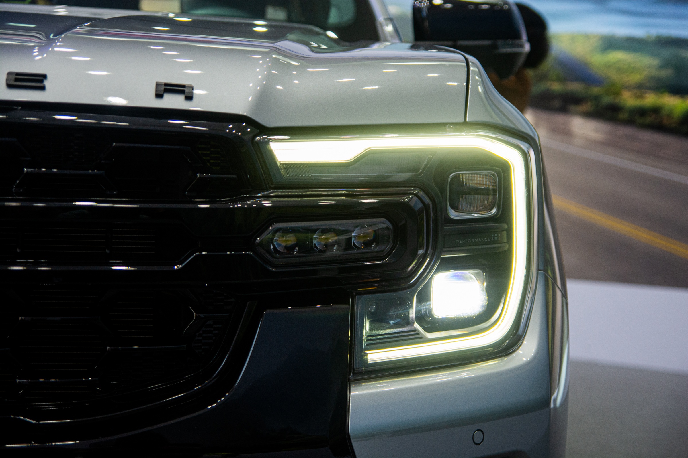 Cận cảnh Ford Ranger Stormtrak - lắp sẵn nhiều phụ kiện, giá trên 1 tỷ - ảnh 3