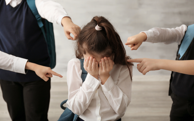 Cháu gái đi học bị bạn bè bắt nạt, giáo sư tâm lý học khuyên đối phó bằng 1 hành động: Gia đình nào cũng nên học hỏi - ảnh 1