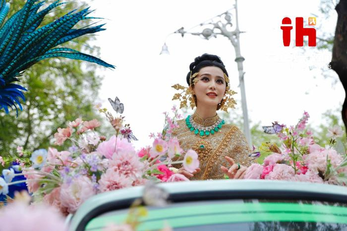 Nhan sắc gây sốt của Phạm Băng Băng trong trang phục truyền thống Thái Lan - ảnh 1