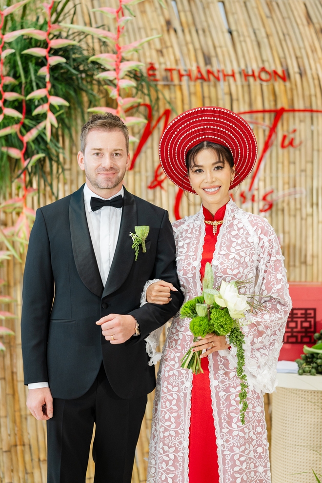 Cô dâu Minh Tú diện áo dài lấy cảm hứng từ mẹ, bó hoa cưới đặc biệt gây xúc động mạnh - ảnh 1