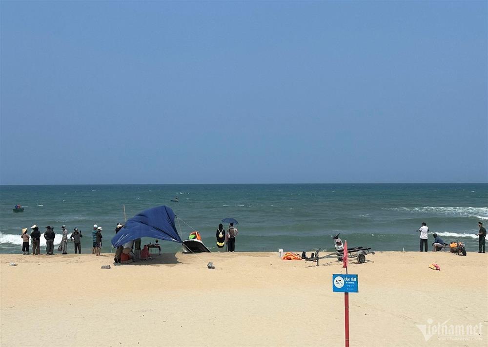 Trăm người tìm kiếm anh em song sinh mất tích khi tắm biển ở Đà Nẵng - ảnh 1