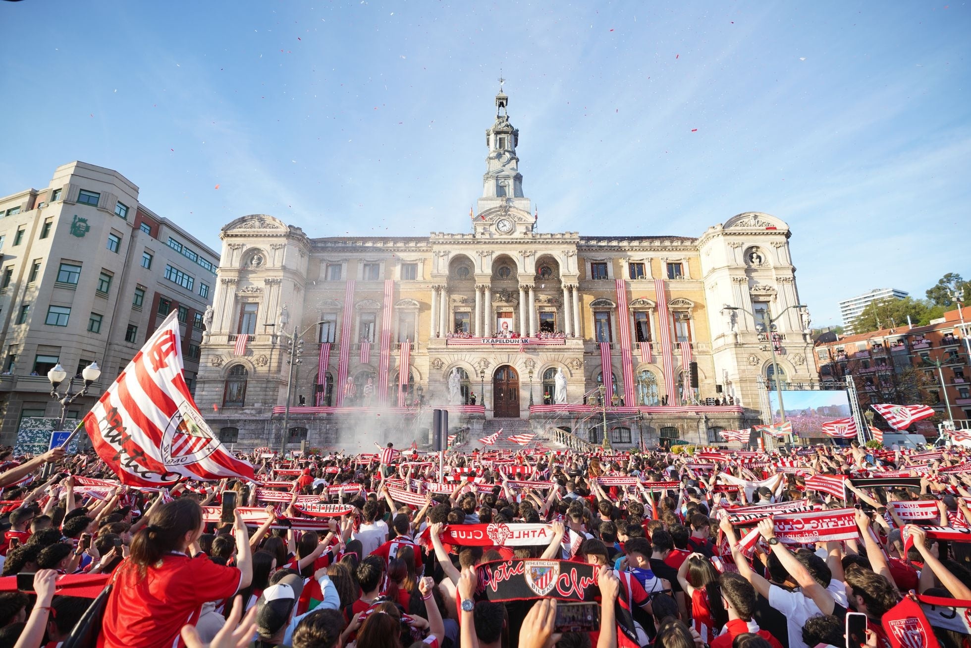 Biển người ăn mừng chức vô địch lịch sử của Athletic Bilbao - ảnh 9