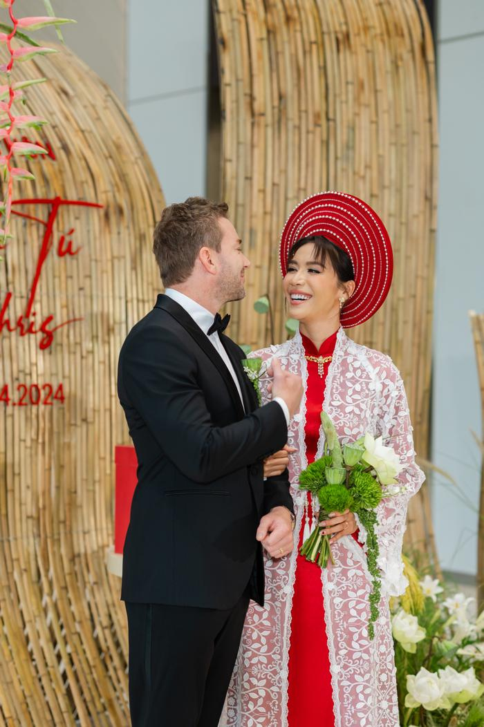 Đám cưới Minh Tú: Cô dâu chú rể lộ diện, đàng gái diện áo dài đỏ rực - ảnh 2