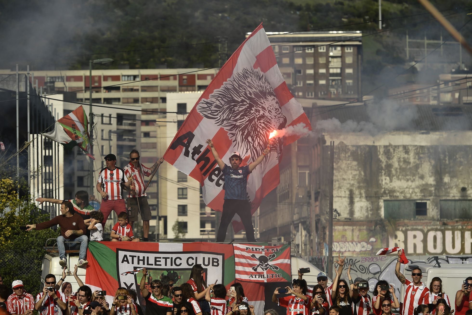 Biển người ăn mừng chức vô địch lịch sử của Athletic Bilbao - ảnh 10