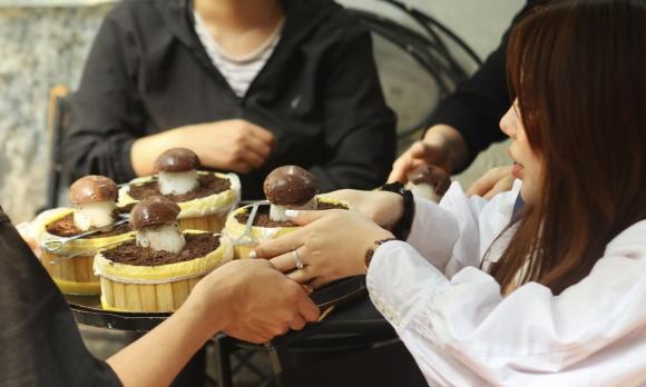 Món cacao nấm ''mọc lên từ đất'' đang hot rần rần ở phố cổ Hà Nội, khách nườm nượp tìm địa chỉ ghé mua - ảnh 1