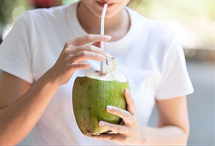 Có nên uống nước dừa mỗi ngày trong thời tiết nắng nóng? - ảnh 1