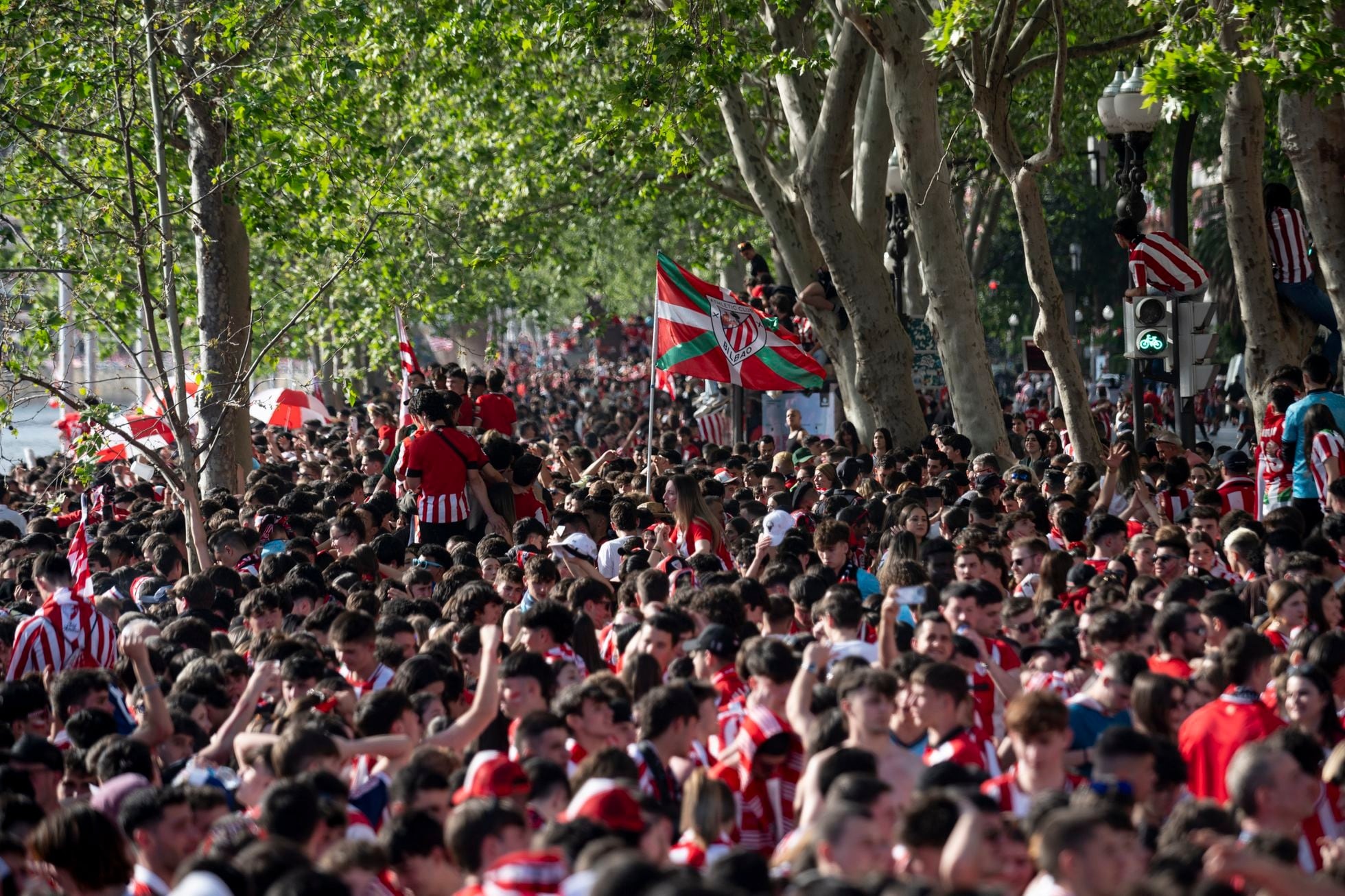 Biển người ăn mừng chức vô địch lịch sử của Athletic Bilbao - ảnh 4