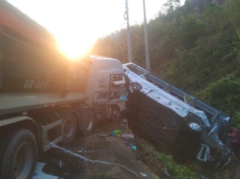 Xe khách đối đầu xe tải, 23 người thương vong ở Kon Tum - ảnh 2